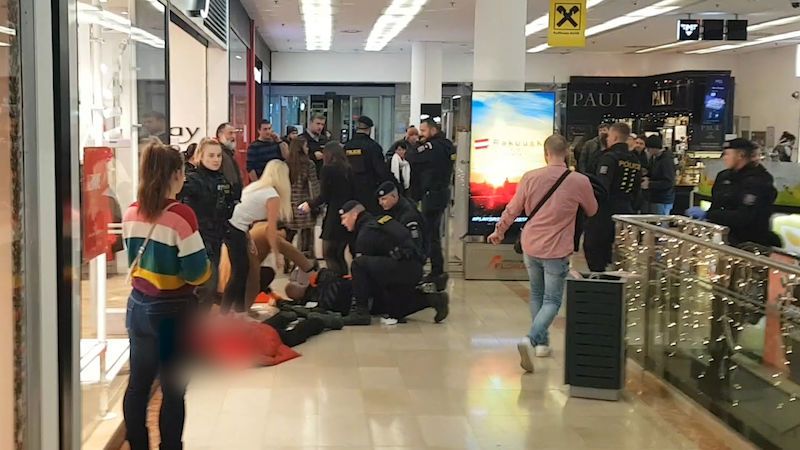 Útočník v obchodním centru v Praze pobodal černocha